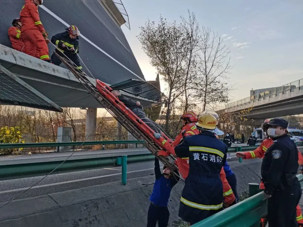 碳纤维板加固｜湖北境内某高速公路桥梁发生侧翻伤亡惨重